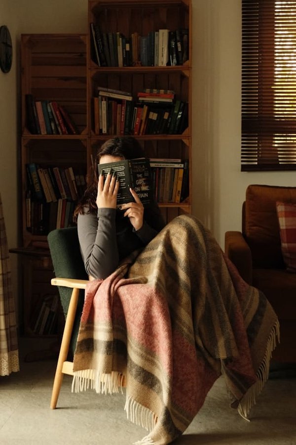 What Are the Best Design Strategies for a Quiet and Cozy Book Club Nook?
